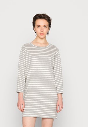 Vestido riscado em cinza e branco com decote arredondado e mangas até ao cotovelo, apresentando um corte descontraído e um tecido leve e suave.