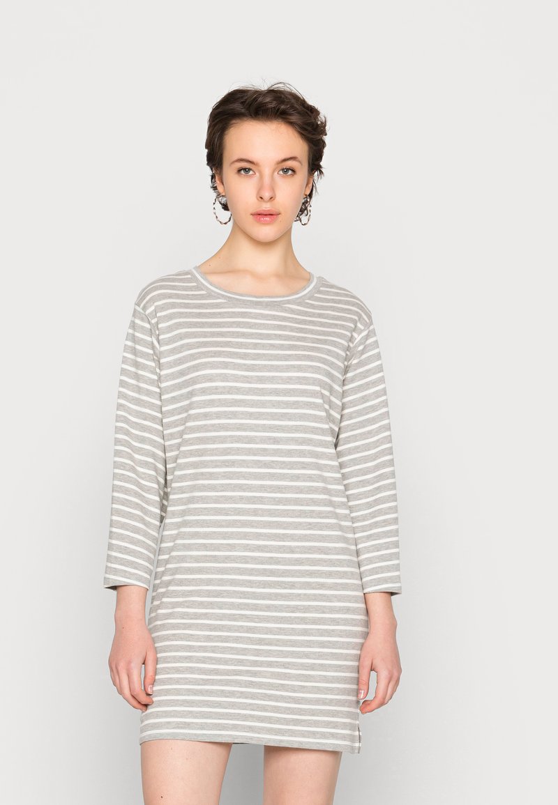 Vestido riscado em cinza e branco com decote arredondado e mangas até ao cotovelo, apresentando um corte descontraído e um tecido leve e suave.