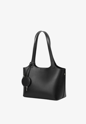 Schwarze Leder-Shopper-Tasche mit glatter Textur, langen Griffen und einer runden Reißverschlusstasche, die mit einem Riemen befestigt ist. Einfaches Design.