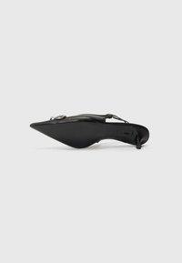 Cizmă din piele neagră cu toc stiletto, având vârful ascuțit, cu o cataramă de nuanță argintie în față și un finisaj elegant, neted.