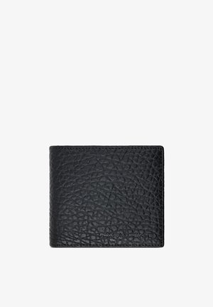 Czarny skórzany portfel o teksturowanej powierzchni, składany w formacie bi-fold, z wytłoczonym logo marki z przodu. Minimalistyczna konstrukcja i smukły kształt.