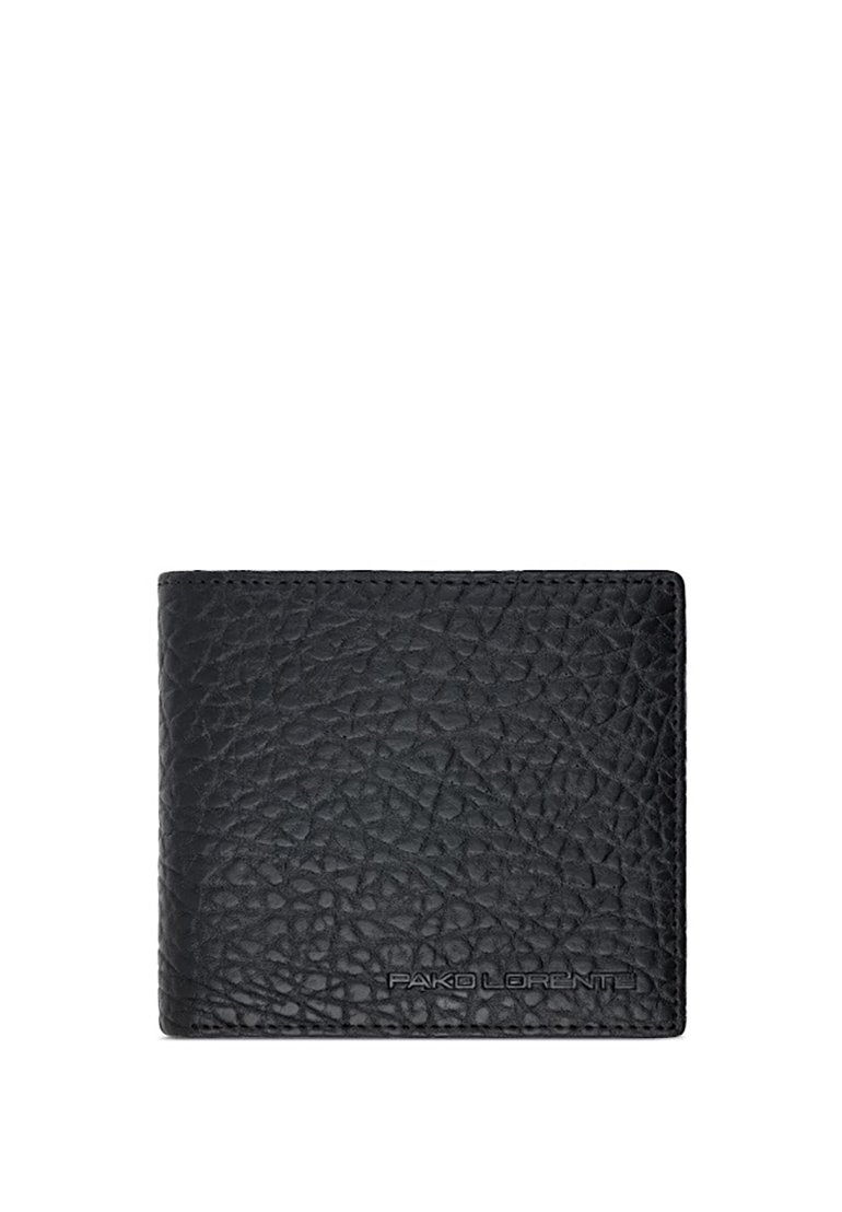 Czarny skórzany portfel o teksturowanej powierzchni, składany w formacie bi-fold, z wytłoczonym logo marki z przodu. Minimalistyczna konstrukcja i smukły kształt.