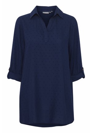 Navyblauwe blouse met een kraaghalslijn, driekwartmouwen en omgeslagen manchetten. Bevat een textuurpatroon voor extra detail.