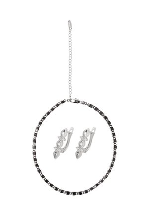 Silberkette mit einem runden Kettendesign und schwarzen Akzenten; beinhaltet passende Ohrringe mit dekorativem Schwung und klaren Edelsteinen.