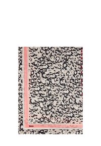 Leopardenmuster-Schal in Creme, Schwarz und Koralle; rechteckige Form mit weicher Textur und pinkem Rand. Logo in der Ecke.