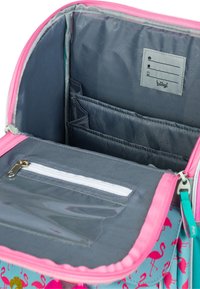 Isolierte Lunch-Tasche mit einem hellblauen Äußeren und einem pinken Flamingo-Muster, pinkem Reißverschluss, grauem Innenraum mit einer klaren Tasche und mehreren Fächern.