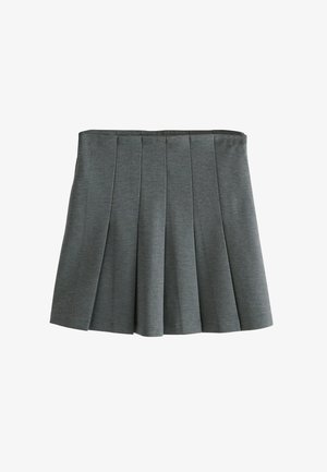 Pelēka plisēta svārki, kas izgatavoti no viegla auduma, ar pieguļošu jostu un strukturētām plisēm, kas veido izplestu siluetu.