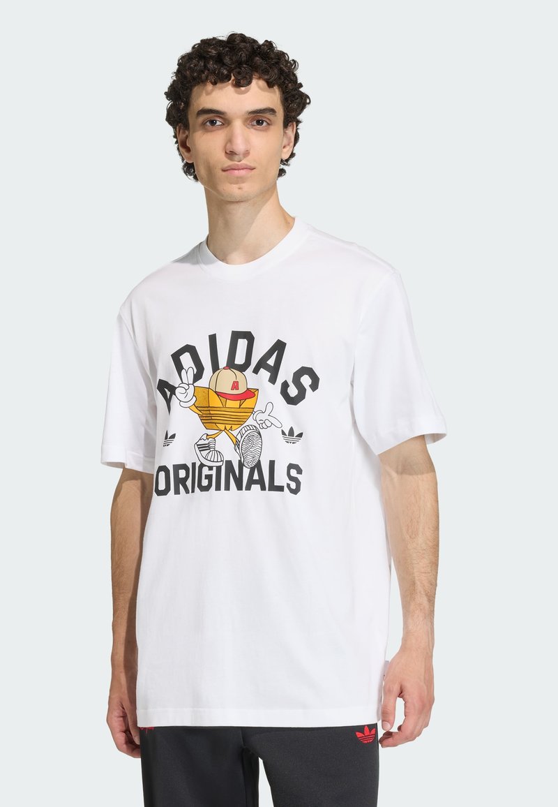 Λευκό βαμβακερό t-shirt με γ�ραφικό ενός καρτούν αθλητικού παπουτσιού, το κείμενο "ADIDAS ORIGINALS" σε έντονο μαύρο χρώμα, κοντά μανίκια και λαιμόκοψη στρογγυλή.