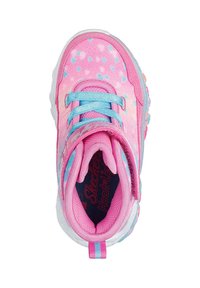 Zapatilla rosa con acentos azules y patrón de puntos. Presenta una punta redondeada, sistema de cordones en la parte frontal y suela acolchada. Uso en interiores, material textil.