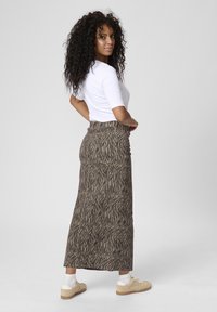 Kaffe LEONDRA  - Dolgo krilo - feather gray   black animal