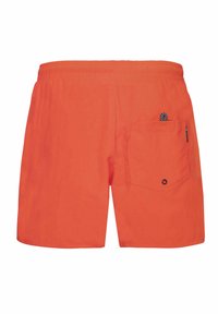 Oranžové plavky s elastickým pásom, obsahujúce zadné vrecko s chlopňou a čiernobiely vzorovaný detail na vrecku.