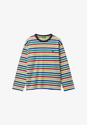 Camisa de cuello redondo de manga larga con rayas horizontales en rojo, verde, azul y amarillo, que presenta un pequeño logo negro en el lado izquierdo del pecho.