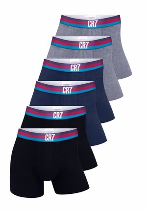 Seks par boxershorts i sort, navy, grå og lys grå. Hver har en elastisk, flerfarvet taljebånd med "CR7"-logo.