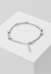 Silberne Kettenarmband mit herzförmigen Akzenten in Silber und Roségold. Verfügt über einen Karabinerverschluss und eine Verlängerungskette zur Anpassung der Länge.