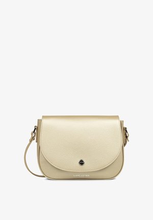 Borsa a tracolla in pelle beige con patta arrotondata, superficie testurizzata, dettagli in metallo nero, tracolla regolabile e logo del marchio impresso sul fronte.