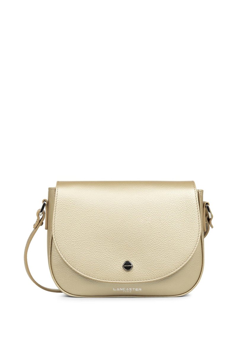 Beige leren crossbody tas met afgeronde klep, textuur oppervlak, zwarte metalen accenten, verstelbare schouderriem en een gegraveerd merklogo aan de voorkant.