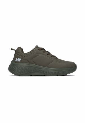Zapatilla deportiva verde oliva oscuro con suela gruesa y texturizada, cierre con cordones en la parte delantera, cuello acolchado y pequeño logo blanco cerca del talón.