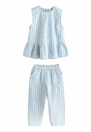 Haut sans manches à carreaux bleus et blancs avec ourlet peplum et pantalon assorti à taille élastique, tous deux ornés de motifs subtils de texte rose et de nœuds.