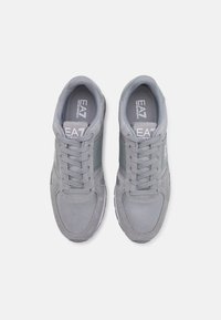 EA7 Emporio Armani UNISEX - Tenisice - griffin/white