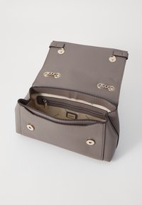 Borsa in pelle sintetica grigia con hardware in tonalità oro, chiusura magnetica e tasca interna con zip. Presenta una texture liscia e una forma strutturata.