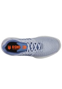 Hellblaue Trainingsschuhe mit strukturiertem Obermaterial, Netzpaneelen und weißer Sohle. Enthält ein Logo in Orange und Blau auf der Innensohle.