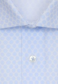 Chemise bleu clair avec un motif d'étoiles géométriques, dotée d'un col pointu et d'un unique bouton translucide fermé.