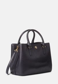 Černá kožená kabelka s dvěma rukojeťmi, odnímatelným ramenním popruhem a zlatým logem "RLL" na přední straně na bílém pozadí.