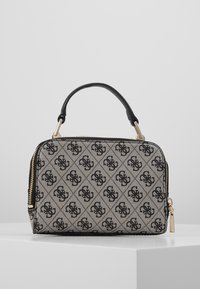 Lille håndtaske i beige lærred med sort logo-mønster, der har et sort læderhåndtag og hardware i guldfarve. Rektangulær form med lynlåslukning.