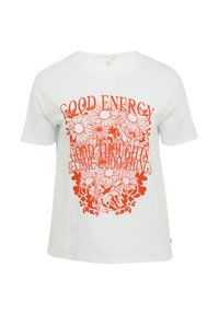 Witte T-shirt met een gedurfde oranje grafische print met bloemen en tekst die zegt "GOEDE ENERGIE" en "GOEDE GEDACHTEN WORDEN GOEDE DINGEN."
