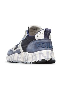 Sneaker blu e grigia con tomaia in materiali misti, distintivo logo "VOILE BLANCHE" sul lato, dettagli testurizzati e una suola bianca spessa.