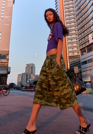 Bershka, BERMUDA CARGO- SHORTS - Short - khaki