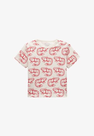 T-shirt blanc à manches courtes avec illustrations répétées de crevettes rouges sur l'ensemble du tissu.