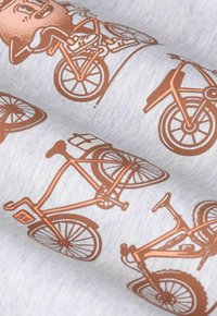 Lichtgrijze stof met koperkleurige fietsillustraties in verschillende ontwerpen en stijlen, met gladde texturen en gedetailleerde weergaven.