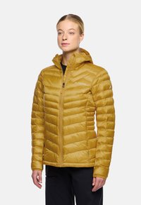 Senfgelber Puffer-Jacke mit Kapuze, ausgestattet mit gestepptem Textil, vorderem Reißverschluss und Logo-Detail auf der Brust und dem Ärmel.