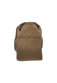 Braune Wildleder-Sneaker mit Reißverschluss an der Seite, geprägtem Logo auf dem Fersenlabel und "SALAMANDER" auf der Sohle eingeprägt.