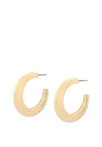 Une paire de boucles d'oreilles en forme de croissant lisse et brillant en or avec des tiges métalliques droites pour oreilles percées sur un fond blanc.