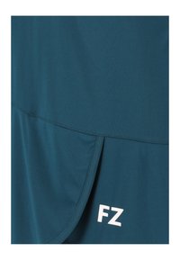 Vihreä urheilu paita, jossa on kerroksellinen muotoilu, sileä pinta ja valkoinen "FZ" -logo alakulmassa.