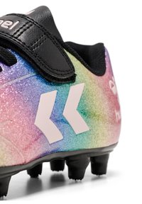 Nahaufnahme eines Fußballschuhs mit schwarzem Riemen, regenbogenfarben glitzernder Oberfläche, weißem Logo und schwarzen Stollen unter der Sohle.
