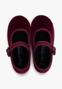 Zapatos Mary Jane de terciopelo burdeos con punta redonda, correa ajustable y suave forro interior negro. Presentan un detalle decorativo de hebilla.