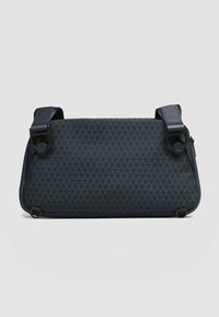 Borsa a tracolla blu scuro con tessuto a motivo geometrico, tracolla regolabile e moschettoni, dotata di chiusura a zip e dettagli a contrasto.