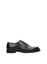 Czarne skórzane buty wizytowe o gładkiej fakturze, zaokrąglonym nosku, pięciu oczkach i niskim, blokowym obcasie. Minimalistyczny design bez widocznych wzorów.