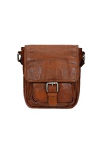 Bruine leren schoudertas met een klepsluiting, voorzien van een metalen gesp en twee voorzakken. Gecoate afwerking met zichtbare stiksels.