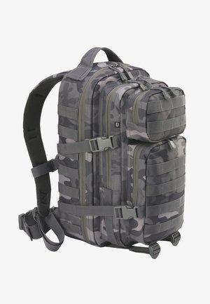 Ruksak s camo uzorkom napravljen od izdržljive tkanine, s više pregrada, podesivim trakama i ojačanim kopčama.