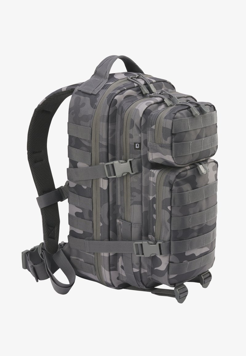 Nahrbtnik s kamuflažnim vzorcem, izdelan iz trpežne tkanine, z več žepi, nastavljivimi naramnicami in ojačanimi zaponkami.