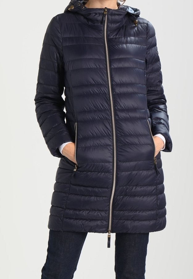 Marineblau blaues Pufferoberteil mit einem Reißverschluss vorne, einer Kapuze und zwei Reißverschlusstaschen. Merkmale sind das horizontale Steppdesign und das glänzende, glatte Material.