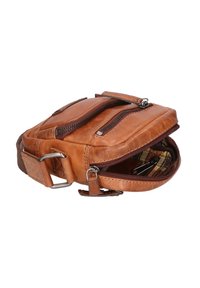 Borsa a tracolla in pelle marrone con molteplici zip, tracolla regolabile e una fodera interna a quadri. Forma rettangolare compatta.
