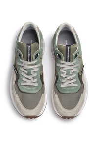 Sneaker verdi e grigie con pannelli in suede e mesh, lacci piatti, linguetta imbottita e una suola intermedia bianca con il fondo testurizzato.