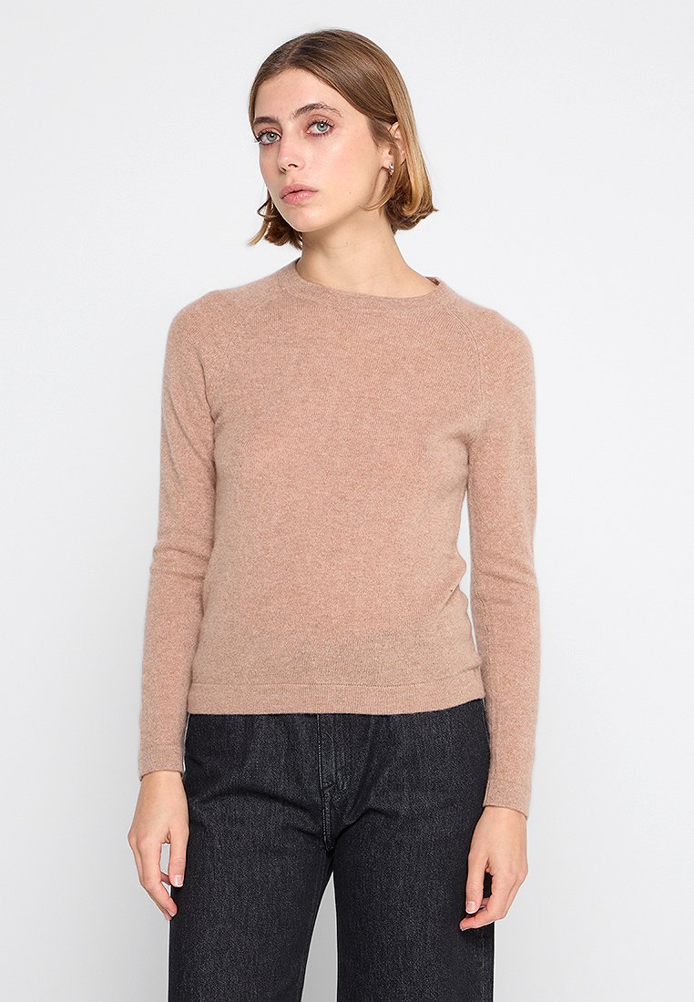 Hellbrauner, rundhalsiger Pullover aus weichem Strickmaterial. Verfügt über lange Ärmel und eine taillierte Silhouette, ideal für legere Anlässe.