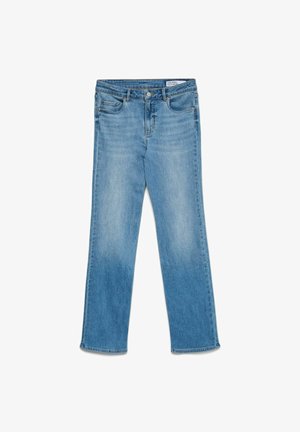 Jasnoniebieskie dżinsy z prostymi nogawkami. Posiadają pięć kieszeni, zamek błyskawiczny oraz delikatny przetarcia. Brak widocznych ozdób.