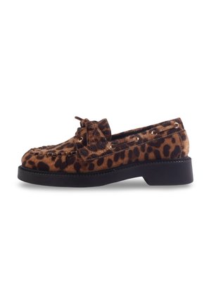 Mocassins à imprimé léopard avec un extérieur en feutre doux et texturé, semelle en caoutchouc noir et détail en nœud à l'avant. Comprend des œillets en métal.